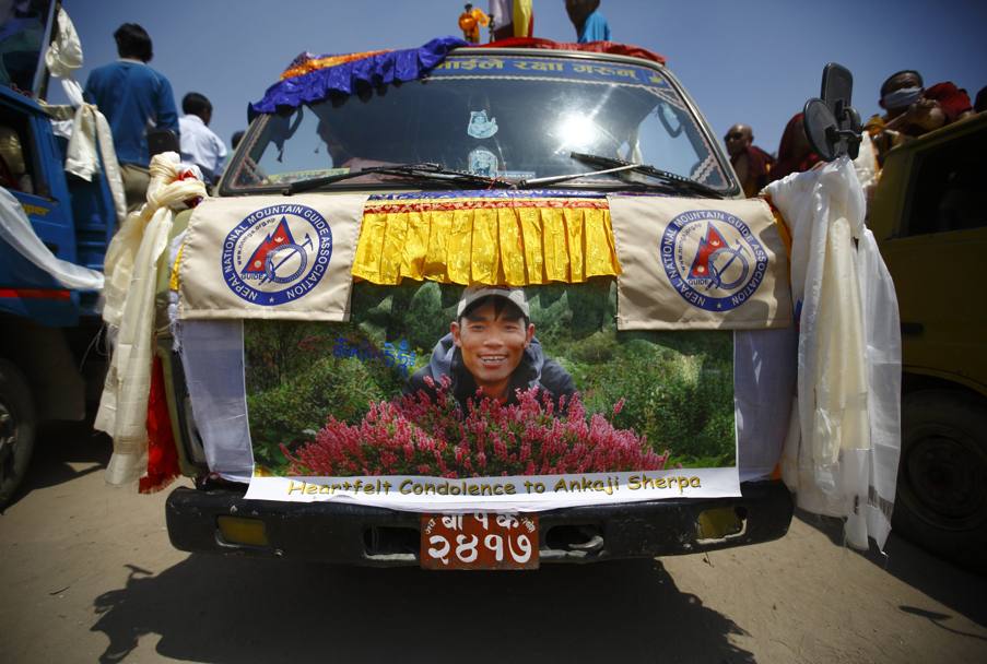 Un ritratto al funerale di una delle vittime. Reuters